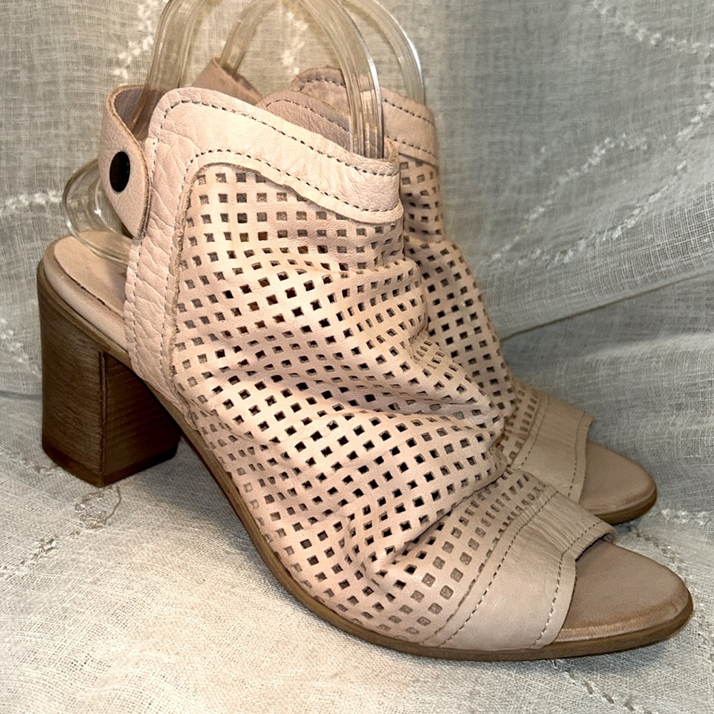 NWOT Bueno super buttery soft glove leather peep toe booties
